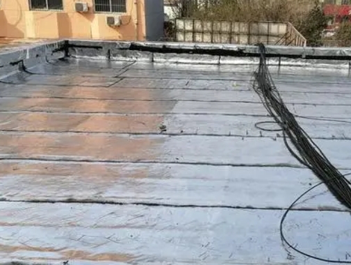 丹寨卫生间漏水维修公司分享下丹寨屋面楼顶防水刚性防水层施工要点。